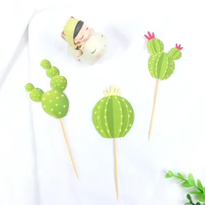 Vista dettagliata di tre decorazioni per torte a forma di cactus verde