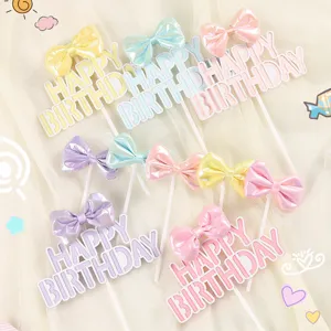 Decorazioni torta Happy Birthday con fiocchi macaron su sfondo di tulle morbido