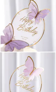 Detailopname van een elegante gouden acryl verjaardagstaart topper met paarse vlinders