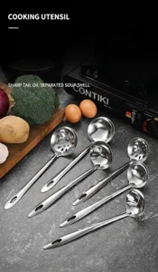 Vista dettagliata di mestoli e schiumarole in acciaio inossidabile di alta qualità in cucina.