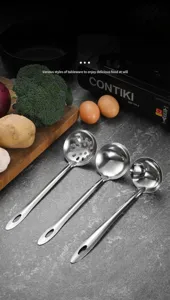 Dettaglio di mestoli e schiumarola in acciaio inossidabile per cucina