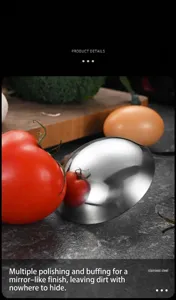 Dettaglio di un mestolo in acciaio inossidabile lucidato a specchio per la cucina