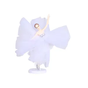 Elegante ballerina taarttopper met witte tule rok voor verjaardagsfeestje