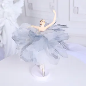 Elegante balletmeisje taarttopper met een blauwe kleurverloop tule tutu decoratie