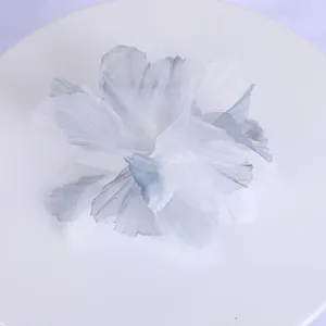 Elegante gelaagde stoffen bloem taart decoratie in wit en blauw voor feestelijke styling