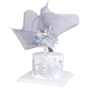 Elegante balletmeisje taarttopper met blauwe tule rok op een witte verjaardagstaart