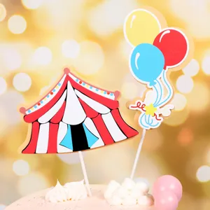 Detail van circus tent en kleurrijke ballonnen taarttopper set voor verjaardagsdecoraties.