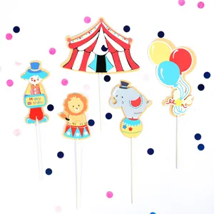 Set van cake toppers met circusthema voor verjaardagen met een clown en leeuw