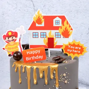 Topper per torta a tema eroe pompiere con casa dei cartoni animati e figure di pompieri.