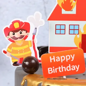 Dettaglio di topper per torta a tema pompiere eroe con segno Happy Birthday.
