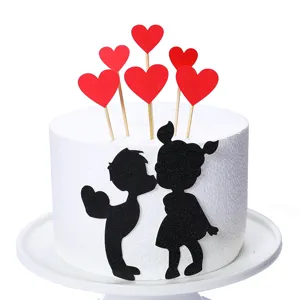 Romantische taarttopperset met rode harten en kussend paar voor een speciale Valentijnsdag