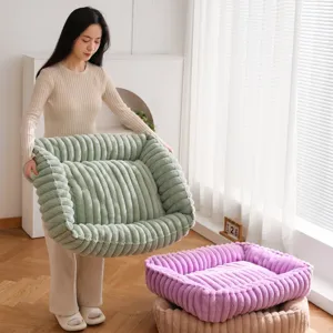Cuccia per animali in peluche ispessito con design a righe, nido morbido e caldo per cani e gatti.