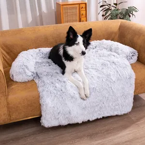 Vue détaillée du tapis de canapé pour animal de compagnie moelleux sur un canapé.
