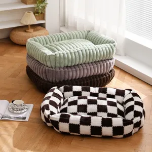 Dettaglio accogliente cuccia per animali con morbida finta pelliccia e caldo design in corduroy.