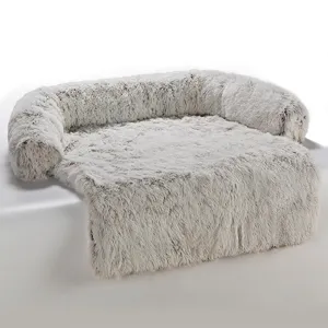 Lit canapé pour animal en peluche moelleuse avec bord surélevé et couverture douce.
