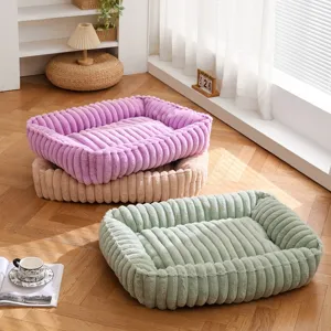 Dettaglio cuccia per animali in morbido peluche caldo, design a corduroy per cani e gatti.