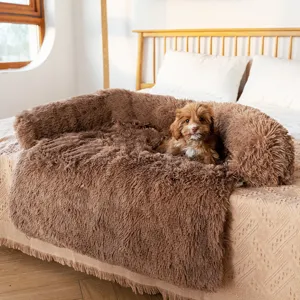 Vue détaillée du lit canapé en peluche pour animaux marron, panier chaud pour chien en hiver.