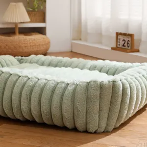 Letto per animali in peluche spesso per cani e gatti, design a coste in verde chiaro.