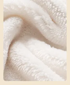 Detail de tissu peluche blanc doux, texture molletonnee chaude en gros plan pour panier animal.