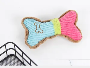 Gros plan detaille du jouet pour animaux en peluche coloree, tissu velours cotele doux chat.