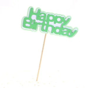 Dettaglio decorazione torta 'Happy Birthday' bicolore verde e bianco su un bastoncino