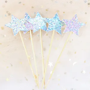 Primo piano dettagliato che mostra la trama glitterata olografica delle stelle blu.