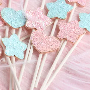 Dromerige roze en blauwe glitter taarttoppers met hart- en stervormen voor verjaardag