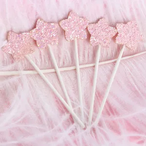 Dromerige roze glitter ster taarttoppers voor verjaardagsfeestjes op veren achtergrond