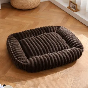 Lettino per animali in pelliccia sintetica di coniglio ispessito con design in morbido velluto.