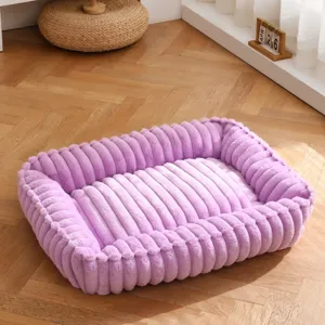 Dettaglio della cuccia per animali domestici a righe viola in pelliccia sintetica.