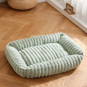 Vista dettagliata della brandina per animali in peluche costine spesso verde salvia, spazio accogliente.