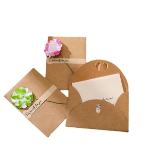 Handgemaakte wenskaartenset met droogbloemen en enveloppen van kraftpapier