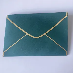 Élégante enveloppe nacrée bleu canard avec bordure dorée pour invitations haut de gamme