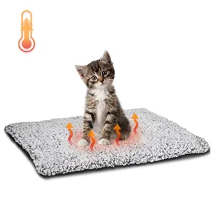 Nahaufnahme der weichen grauen Plüsch-Haustier-Heizmatte mit warmen Heizsymbolen für Katzen.