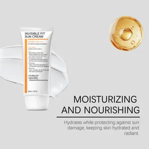 Gros plan détaillé de la crème solaire hydratante, affichant sa texture riche et ses ingrédients.