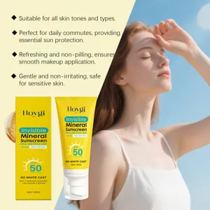 Detailansicht der Hoygi Mineral-Sonnencremetube und Verpackung im sommerlichen Außenbereich.