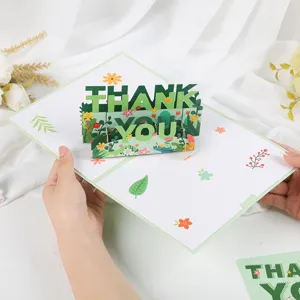 Vista detallada de una tarjeta de agradecimiento 3D con motivos florales y verdes.