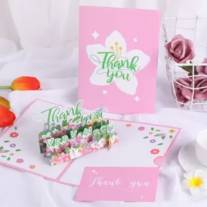 Tarjeta de agradecimiento 3D pop-up con flores de cerezo rosa y diseño floral