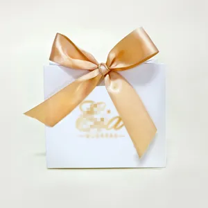 Detailweergave van witte Eid Mubarak-geschenkdoos met grote champagne satijnen strik