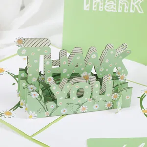 Detalle de una tarjeta de agradecimiento 3D pop-up con margaritas sobre papel verde.
