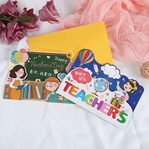 Detailopname van wenskaarten voor de Dag van de Leraar met illustraties en gele envelop.