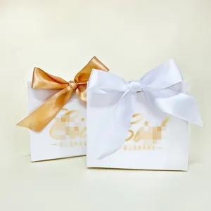 Gedetailleerde weergave van Eid Mubarak geschenkdozen met gouden kasteel linten