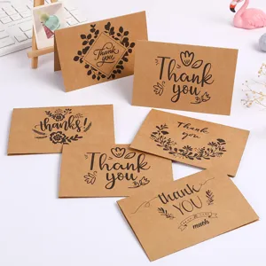 Varias tarjetas de agradecimiento de papel kraft marrón con sobres para mensajes