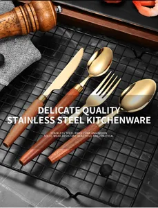 Detailansicht des goldenen Bestecksets aus Edelstahl mit Sapele-Holzgriffen