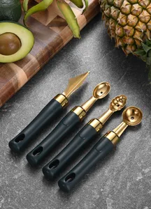 Nahaufnahme eines goldfarbenen Obstschnitz- und Kugelausstecher-Sets aus Edelstahl