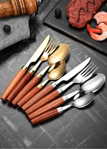 Detail des 304 Edelstahl-Bestecksets im japanischen Retro-Stil mit Sapele-Holzgriffen.