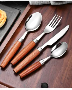 Detailansicht eines 4-teiligen Bestecksets aus Edelstahl mit Sapele-Holzgriffen