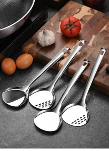 Gros plan sur des spatules de service et des écumoires en acier inoxydable 304 de cuisine