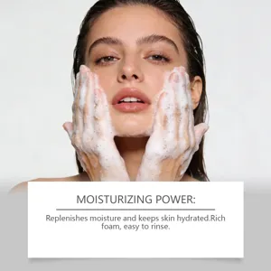 Gros plan détaillé d'une mousse nettoyante riche pour le visage, formule hydratante.