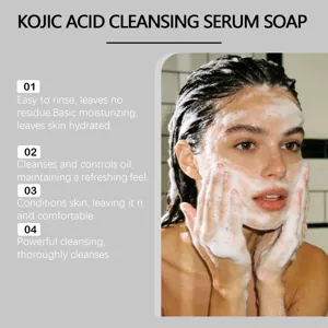 Vue détaillée de l application de la mousse de savon nettoyant à l acide kojique.